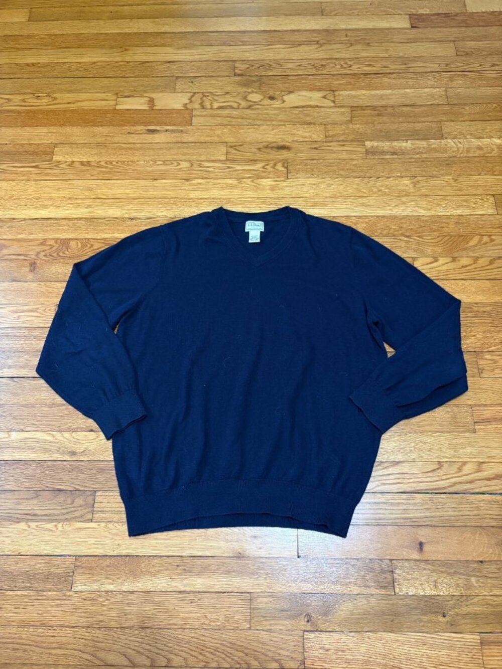 LL Bean Mens V-Neck Sweater Size XL Navy Blue Cotton Cashmere Knit Pullover